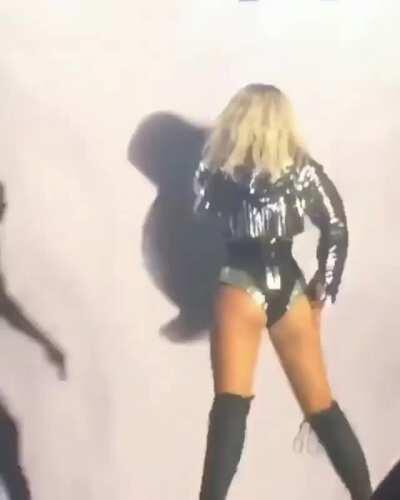 Perrie owning that stage