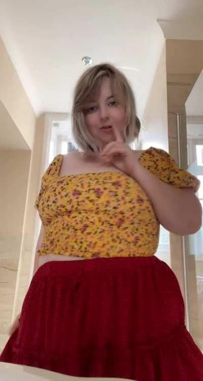 No makeup, no panties and a pretty little plug is my kind of style 😉