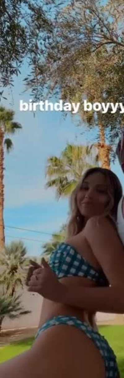 Maddie shaking dat ass