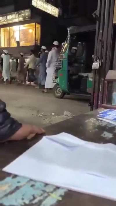 Right Now, this Islamic mob in Chittagong, Bangladesh is going towards Hindu settlements while chanting a slogan which means 