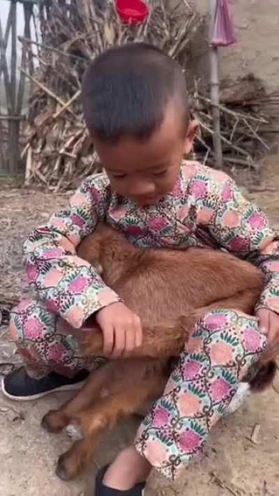 This is wholesome moment. We all need that special person to show us kindness and warmth!!!