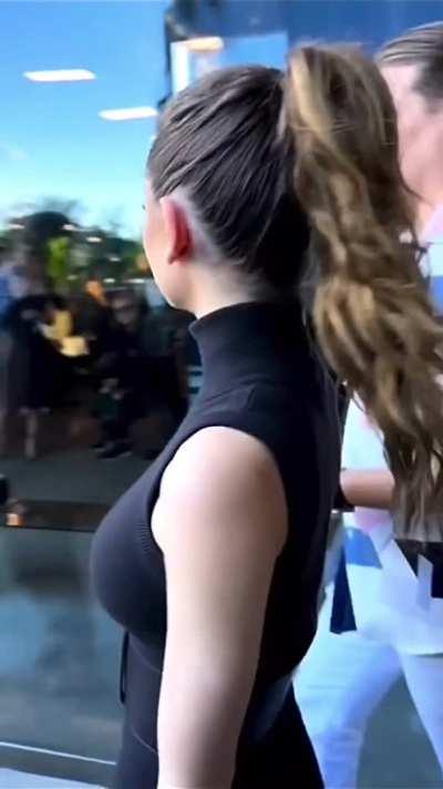 Leni Klum jiggling while walking