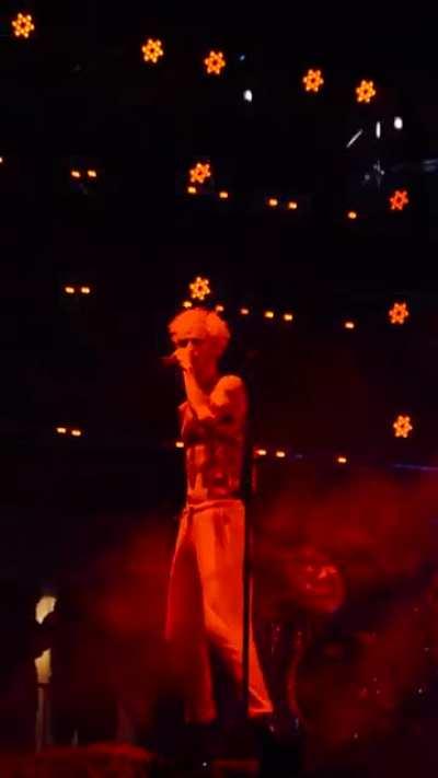 last time MGK came to India we killed it i remember that everyone left other stages and came to mgks we called people up let's go to mgk like we literally pulled people he was stunned to see the crowd and fans in india.... we want a Asia tour asap now.. e