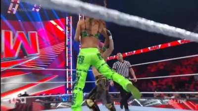 On WWE RAW: Asuka vs Carmella