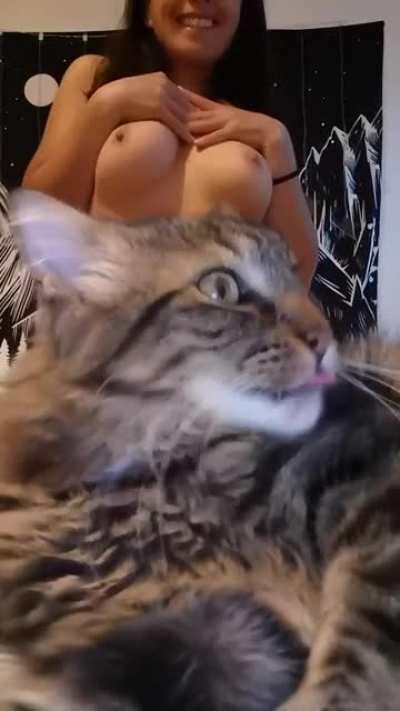 For my first post here, I wanted to show you both, my boobs and my pussy 😸