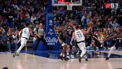 [Highlight] Luka with a fancy pass for the alley oop