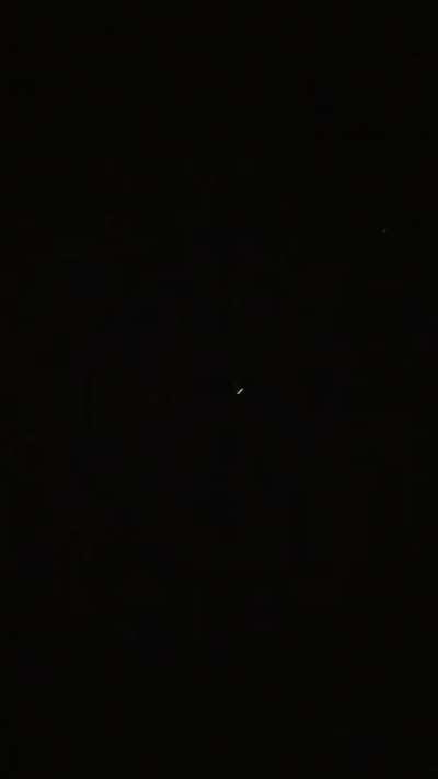 Starlink tomado desde La Plata a las 20:57 hs. Es impresionante verlo cruzar el cielo. Solo tiene una duración de 2 minutos hasta que desaparecen en el horizonte.