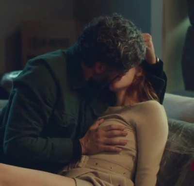 Oscar Issac groping Jessica Chastain's tits