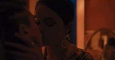 Selena Gomez kissing Cara Delevingne