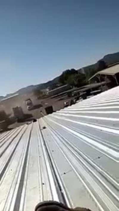 Parral Chihuahua , attack on ministerial police is recorded by two workers who are trapped on a roof