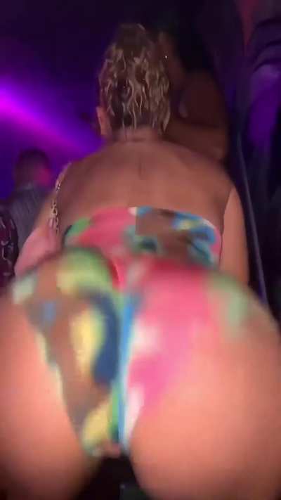 Let‘s get some different posts and not just Ari 😭