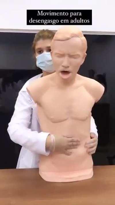 Вот как спасти человека, задохнувшегося с твердым предметом в горле. Это называется маневром Геймлиха.