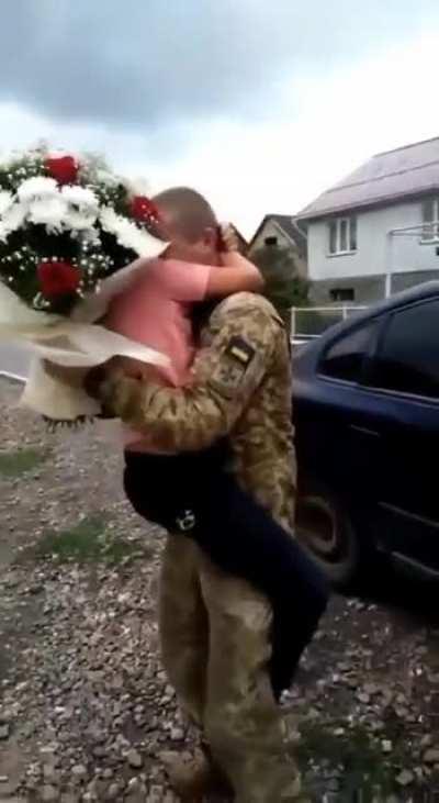 Ukrainian father return home after 6 months of fighting in frontline