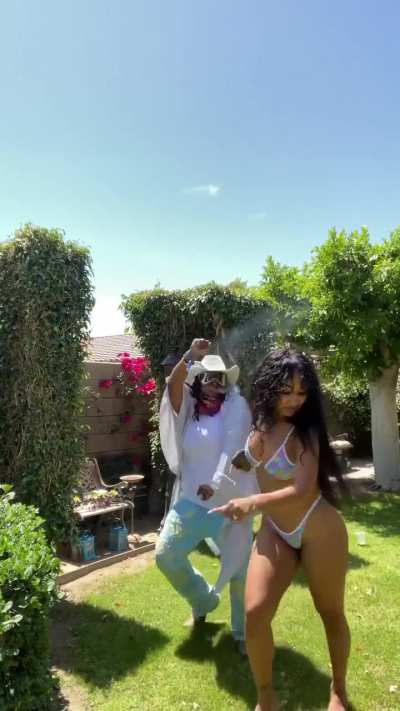 Skinout dancing 😍