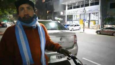 A mí me sorprende, como C5N siempre se cruza con loquitos, pero te movies mucho unos metros y tenés al cartonero del barrio protestando por qué se quedó sin casa