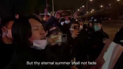 Xin Shang, another White Paper protestor has been reportedly arrested for harming public safety, here is him at the protests in Beijing reciting Shakespeare and pulling his mask down, revealing his identity which is probably why he was arrested later on