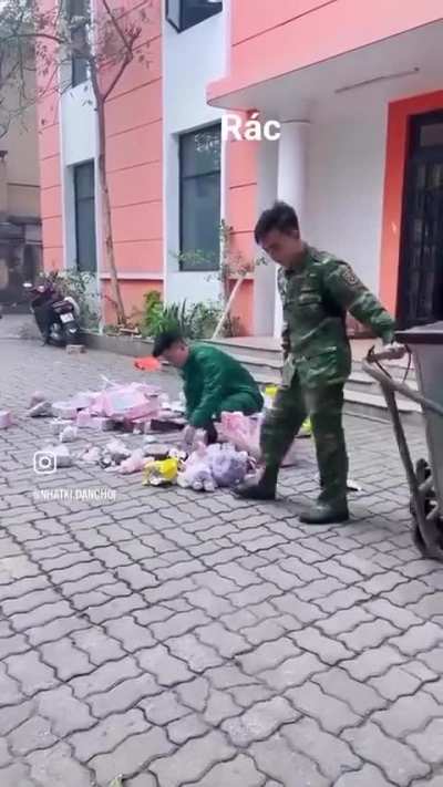 Hai thanh niên đóng giả Patek hành quyết hàng loạt và chôn tập thể thứ đồ chơi xa xỉ của chị em