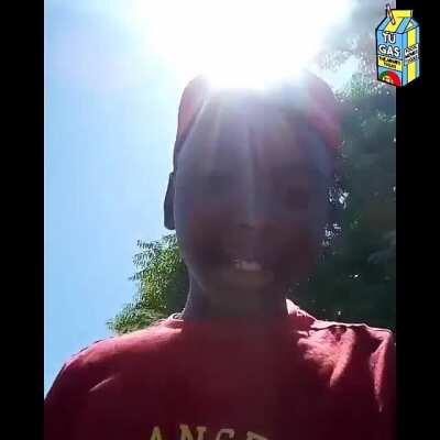 Moço a tentar falar inglês