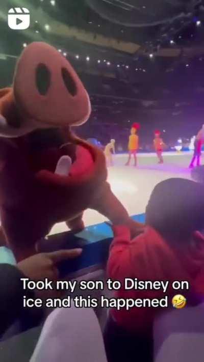 Pumbaa Scares Kid