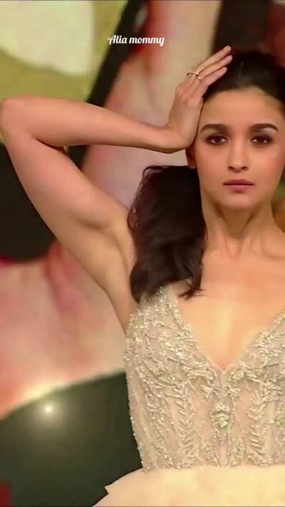 Alia bhatt best armpits queen in bollywood industry 