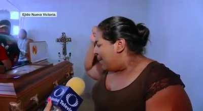 “Nos dijeron que se harían cargo de todo. Nos mandaron 15 pollos, 6 kilos de arroz y 3 kilos de maseca”. Son las familias de las 2 mujeres que fallecieron cuando iban a Votar en la Revocacion Mandato