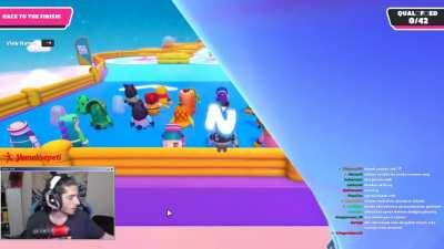 Sokakta peçete satan aç suriyeli çocuğu eve aldım