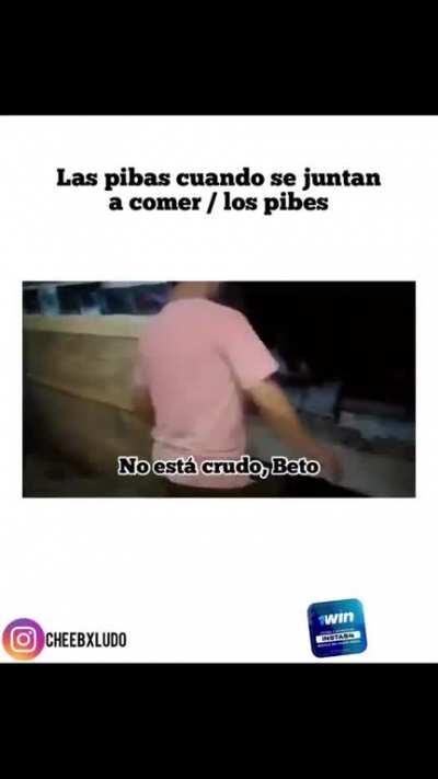 Las pibas cuando se juntan a comer: / Los pibes: