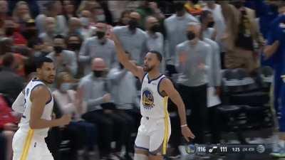 [Highlight] Curry comes off the screen and drills the clutch triple to push the Warriors lead back out to 5 with 1:25 remaining