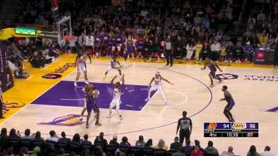 [Highlight] LeBron with the strong pass out of the double team