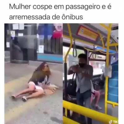 Uma karen sendo jogada fora do ônibus após cuspir em um homem que pediu pra ela sair pq ela não usava mascara,sendo que era obrigatório no transporte.