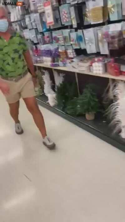 Man tells off woman in Hobby Lobby who refuses to wear a mask