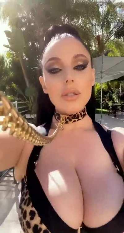 Angela's Bouncing Boobs 👀