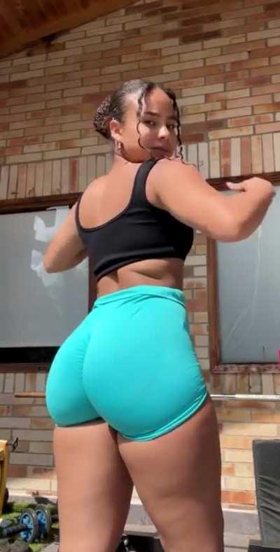 Emi (@xemily.smilesx)