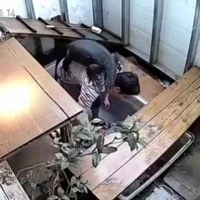 MaN gEtS mAuLeD tO dEaTh By GiAnT LiZzArD