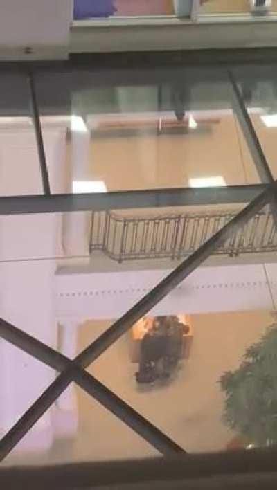 Birdseye view of hostage situation in Apple store (Amsterdam) happening right now!