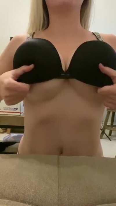 Banda Titty Drop de esta rubia