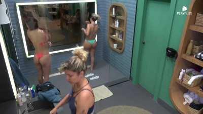 Deolane Bezerra tomando banho na fazenda