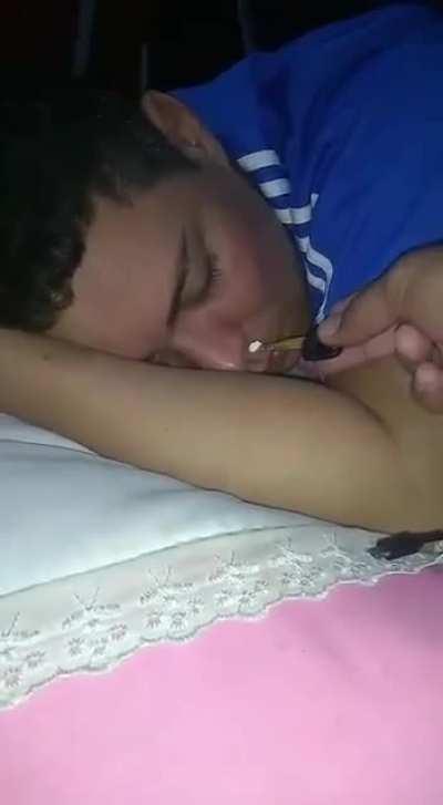 Marcos bochecha acordando o muquinha antes de abrir live