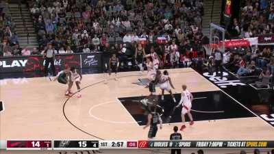 [Highlight] Victor Wembanyama hits the and 1 3!