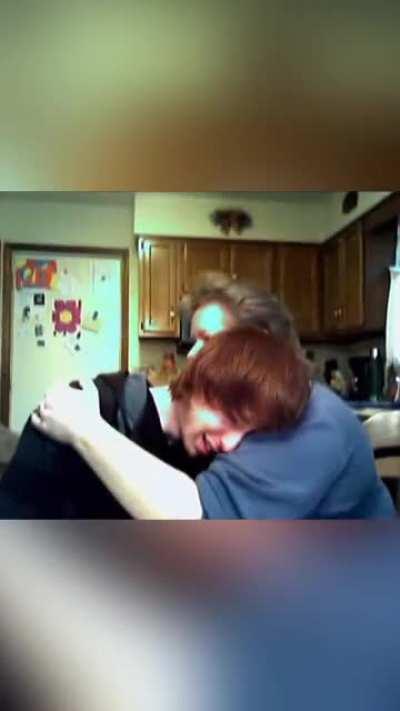 Son tells mom he’s gay and she reacts in the best way!