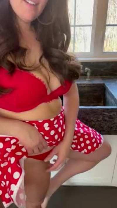 Come under Mom's skirt