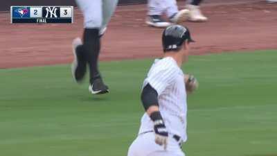 [Highlight] DJ LeMahieu walks off the Blue Jays with a pinch hit RBI single!