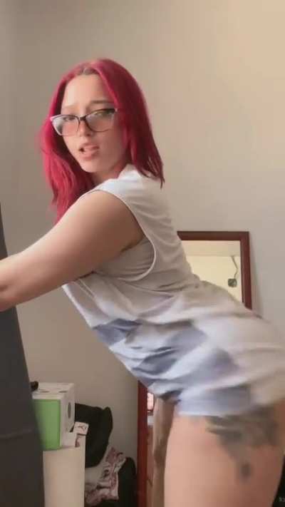 Sexy redhead latina twerk