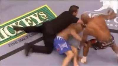 Rampage Jackson end Chuck Liddells Championship reign early into their contest by KOing him with a lovely hook