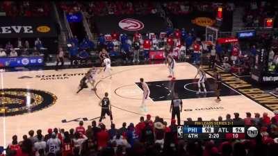 [Highlight] Trae tosses an absurdly naughty assist to Collins in the corner