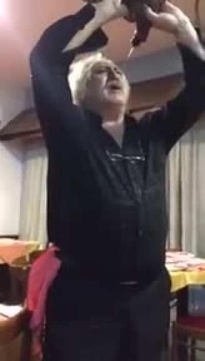 Cantar y pillar una cogorza al mismo tiempo.