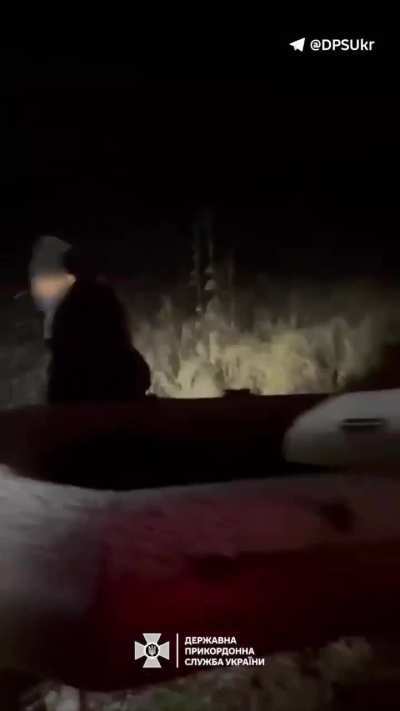 UA POV: «Border guards detained four men who were trying to swim across the Tisza in a rubber boat in the cold»