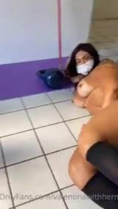 Valentina Ferraz e neidoca malhando