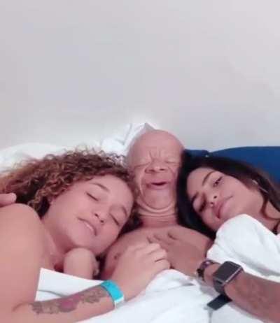 They using old nigga baby for his clout 😔