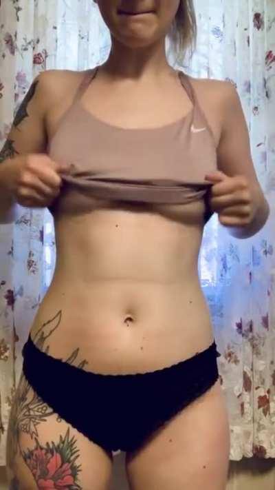 A sweaty post work out titty drop! Hope you like my first gif 🙃